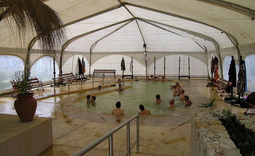 Piscina con agua termal